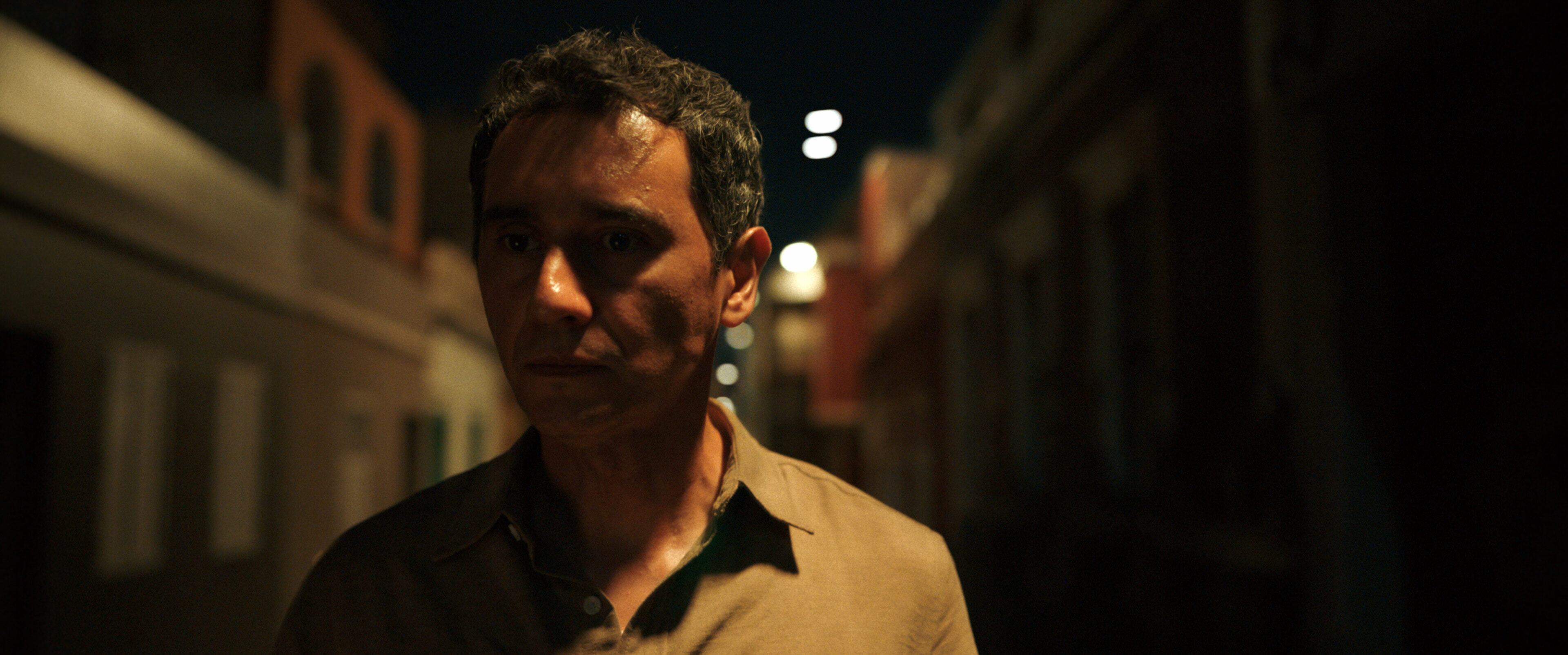 Carlos-Manuel Vesga es Manousos Oviedo en 'Pluribus', de Vince Gilligan,¡. Foto: Apple TV.