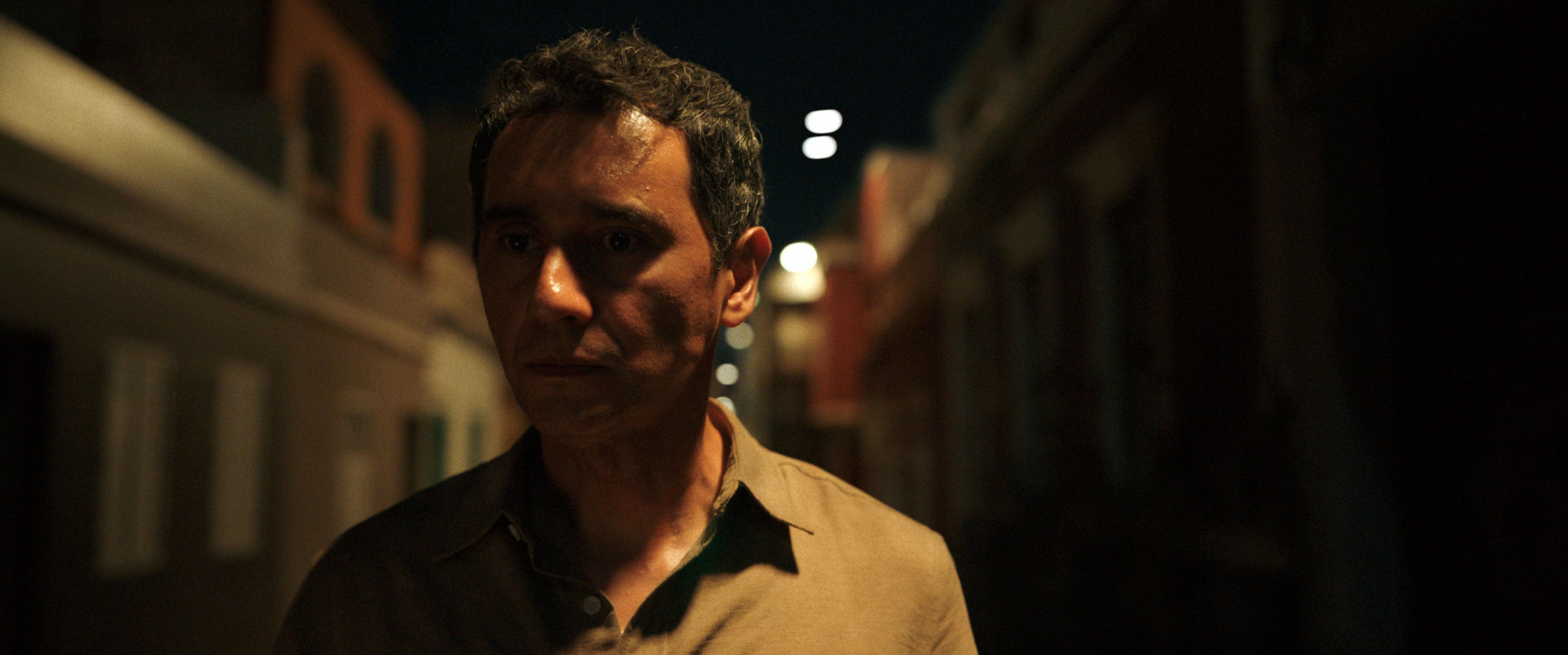 Carlos-Manuel Vesga es Manousos Oviedo en 'Pluribus', de Vince Gilligan,¡. Foto: Apple TV.