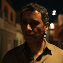 Carlos-Manuel Vesga es Manousos Oviedo en 'Pluribus', de Vince Gilligan,¡. Foto: Apple TV.