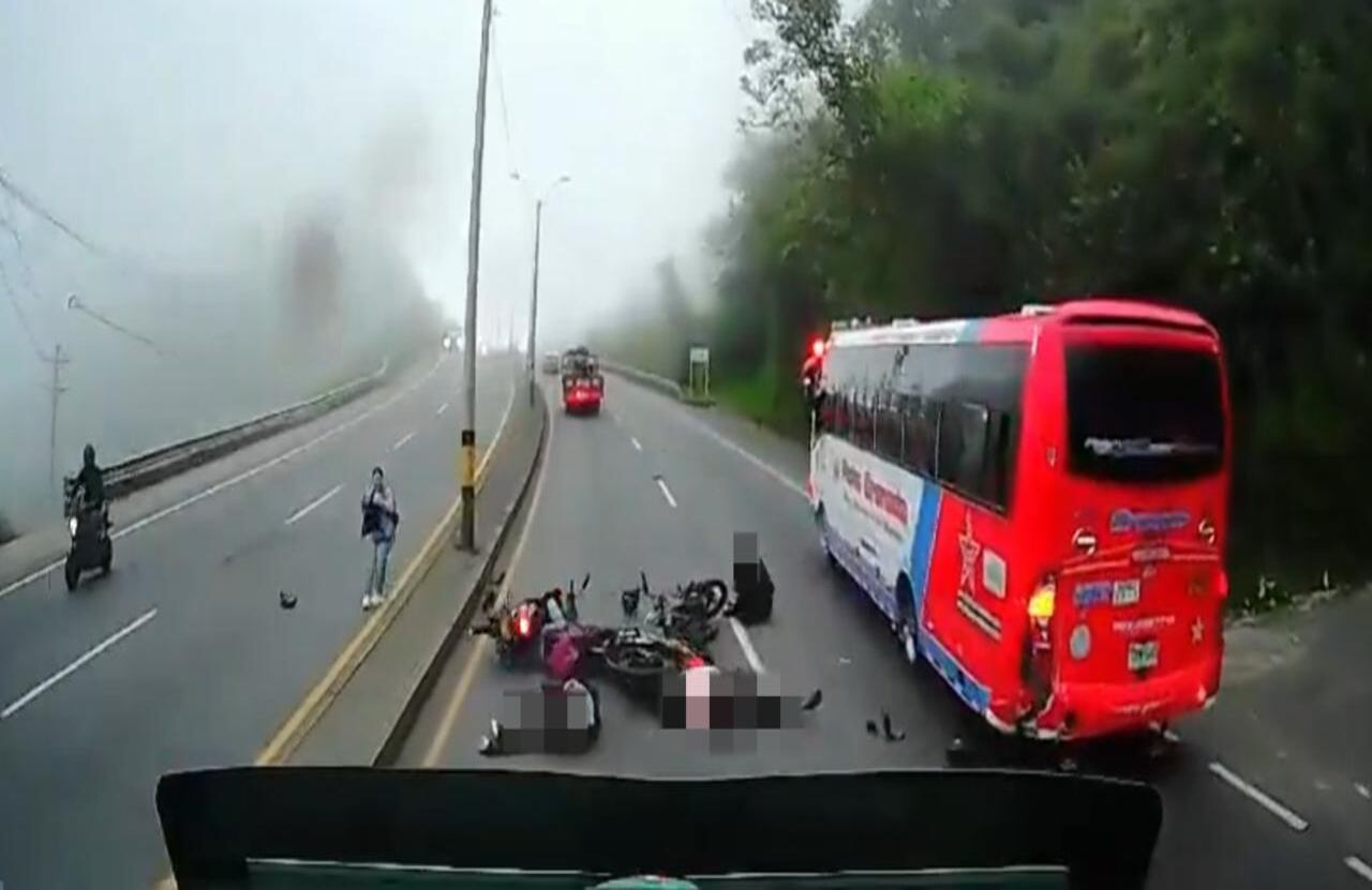 La caída de la motocicleta tras la colisión inicial fue un factor crucial, ya que, al mismo tiempo, dos motocicletas más se aproximaban a gran velocidad por la misma vía.