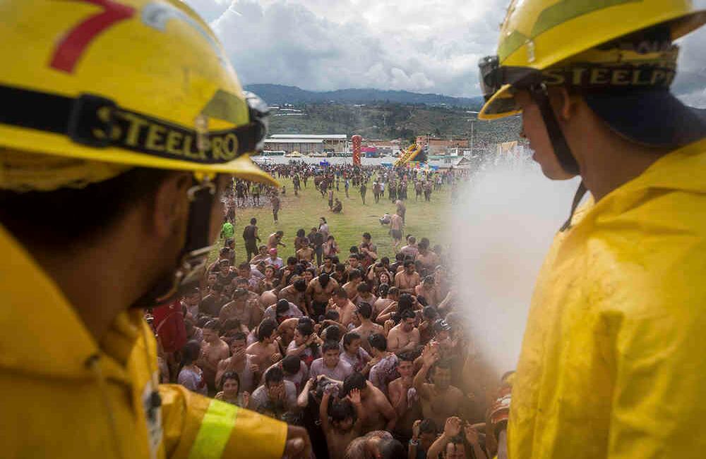La tomatina atrae  a visitantes nacionales y extranjeros . Unas 2000 personas participaron de "la guerra de tomate "