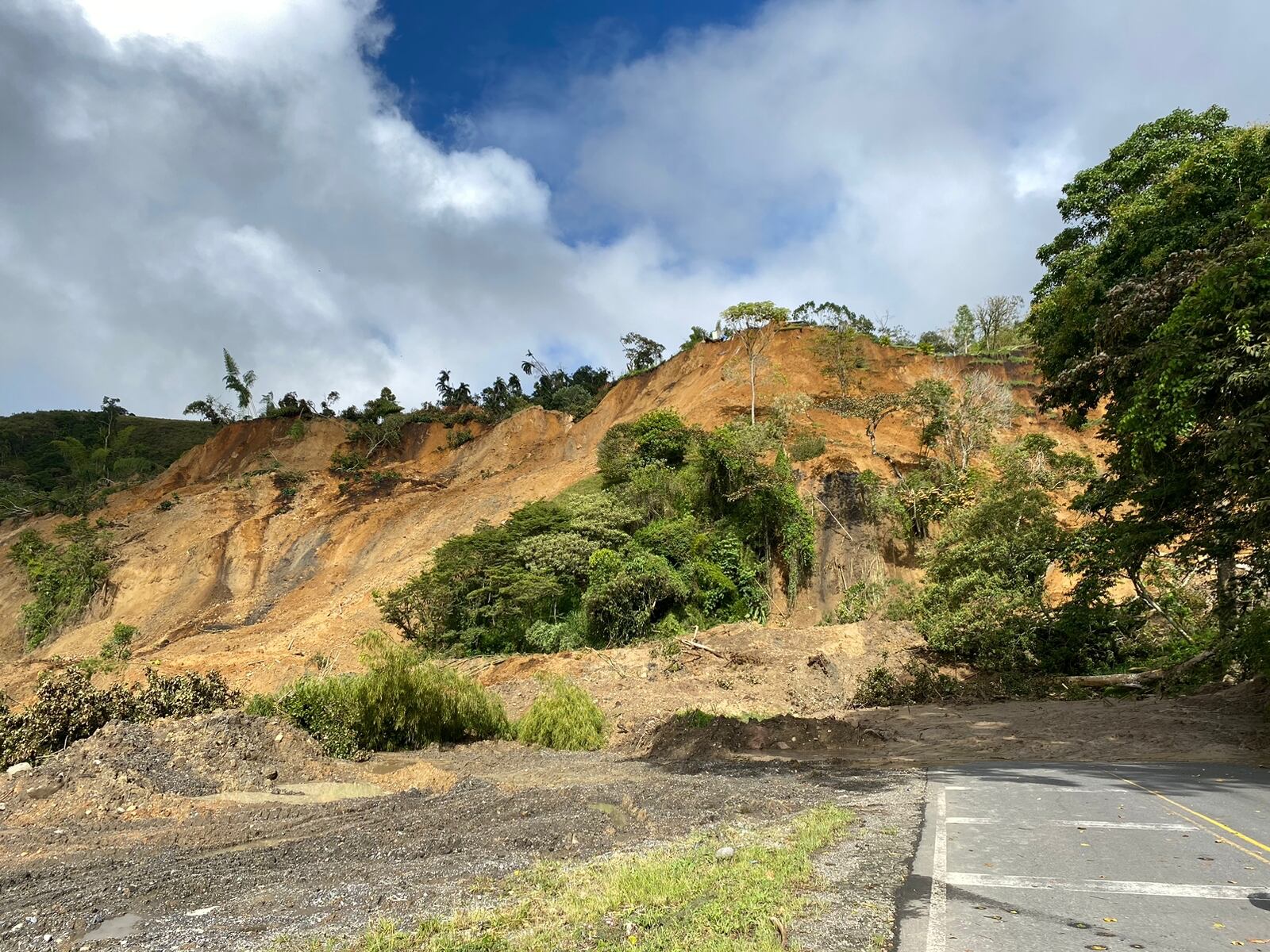 Así quedó el paso vehicular en la vía Panamericana a la altura de Rosas, Cauca