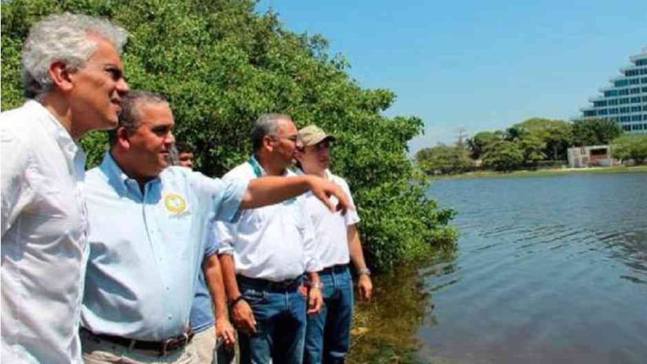 El ministro de Ambiente, Ricardo Lozano, visitó la zona de El Laguito. Foto: Minambiente