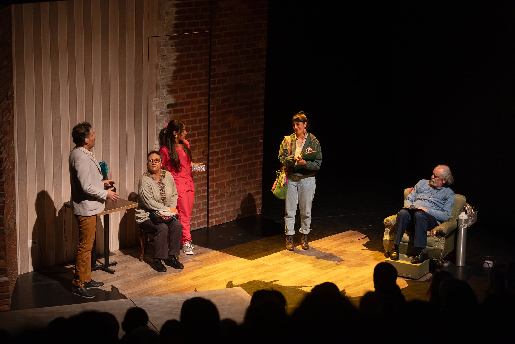 Un padre que ya no puede vivir solo. Un hijo que intenta cuidar sin invadir. Una familia que descubre que las decisiones más difíciles son las que nacen del amor. Esta historia se presenta en el Teatro Libre, sede Centro.