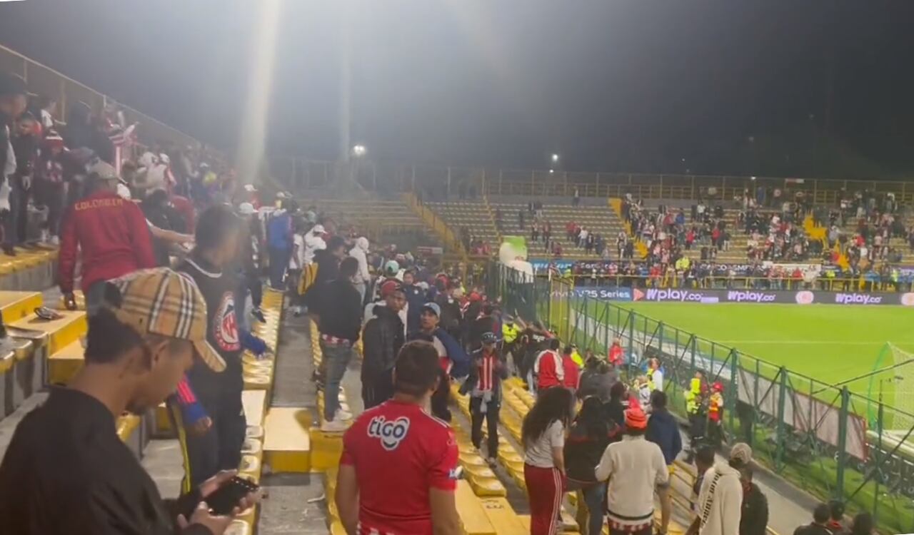 Hinchada del Junior protagonizó pelea en el estadio de Techo