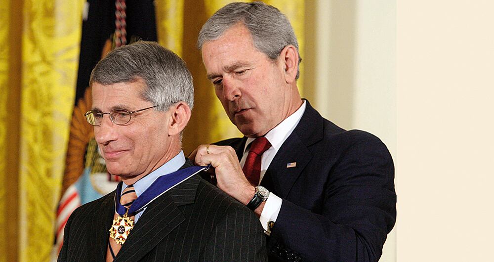 Fauci, quien tiene títulos honoríficos de 45 universidades del mundo, recibió de George W. Bush la mayor distinción presidencial de Estados Unidos: la Medalla de la Libertad.