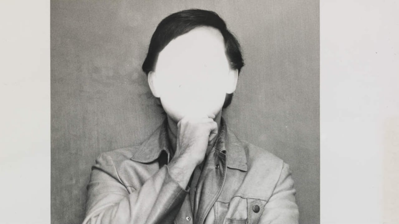 Autorretrato de un hombre brillante. Camilo Lleras, 1973. Copia vintage de gelatino-bromuro. Cortesía de la Biblioteca Luis Ángel Arango.