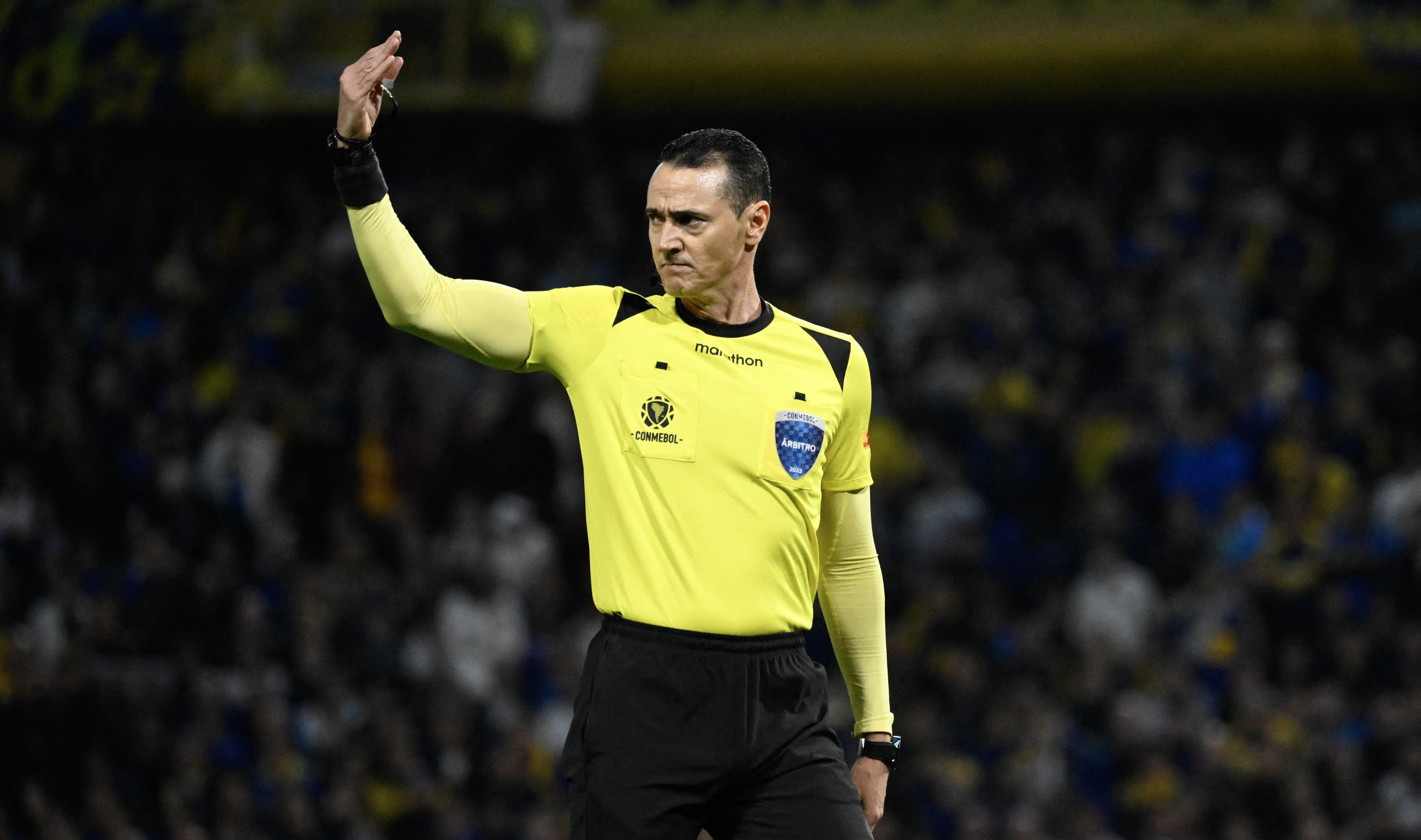 El árbitro colombiano Wilmar Roldán hace un gesto durante un partido de la Copa Libertadores. (Foto de Luis ROBAYO / AFP)
