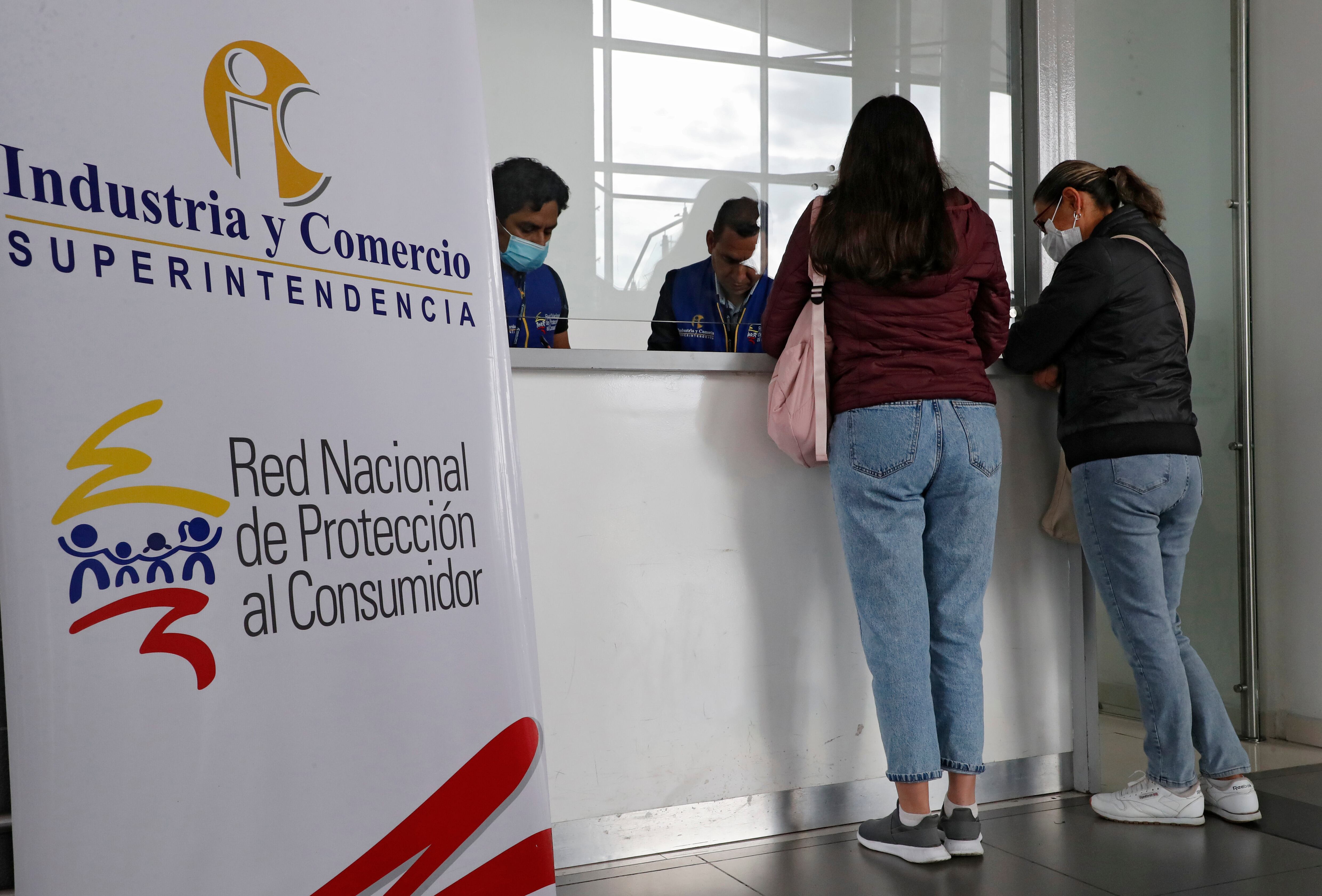 Ante la suspensión de las operaciones por parte de la aerolínea Viva Air, la Superintendencia de Industria y Comercio SIC habilito una ventanilla  para que los pasajeros  demanden por “presunta vulneración de sus derechos como consumidor”
Bogota Aeropuerto El Dorado
Marzo 2 del 2023
Foto Guillermo Torres Reina / Semana