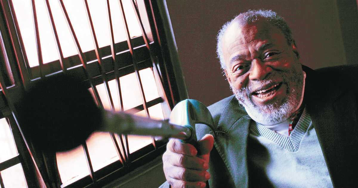 Arnoldo Palacios en la casa de su hermana en el barrio Quiroga, en Bogotá. En 2006 Palacios llevaba más de 30 años vivienndo en Honfleur, en la costa norte de Francia. Foto: Juan Carlos Sierra.