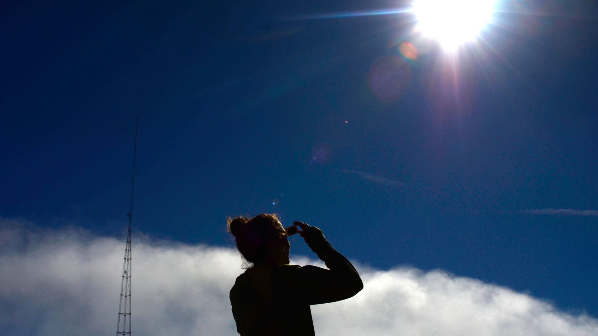 La cámara estenopeica permite observar el Sol de forma indirecta, sin mirar directamente al astro.