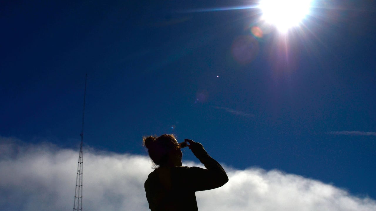 La cámara estenopeica permite observar el Sol de forma indirecta, sin mirar directamente al astro.