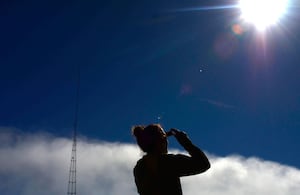 La cámara estenopeica permite observar el Sol de forma indirecta, sin mirar directamente al astro.