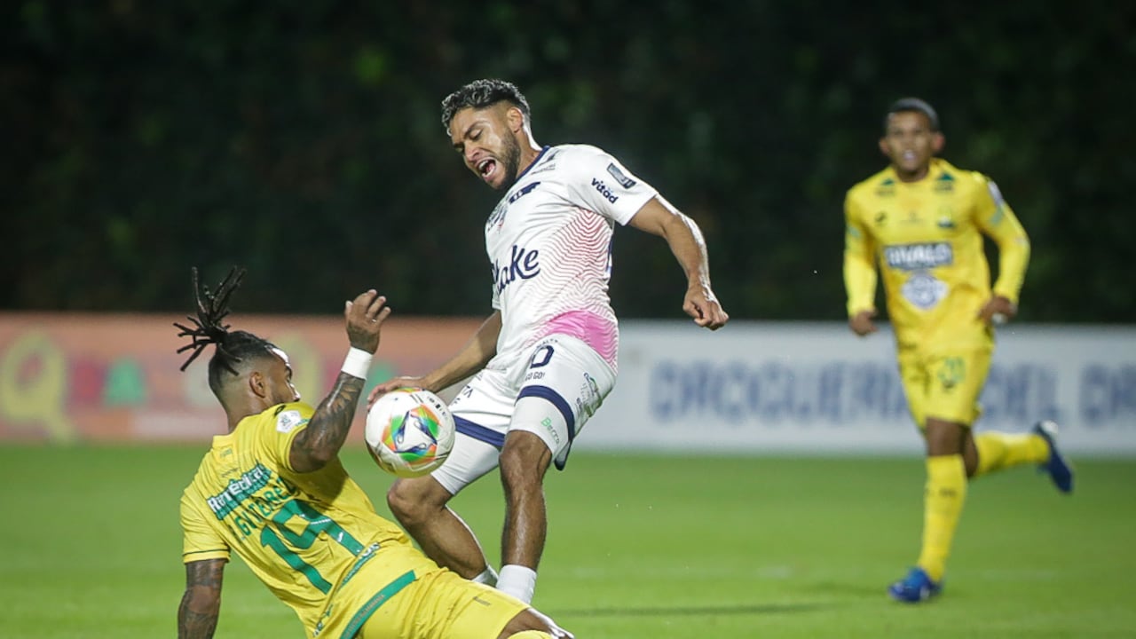 Sebastián Valencia, con Fortaleza, durante un partido contra Bucaramanga.