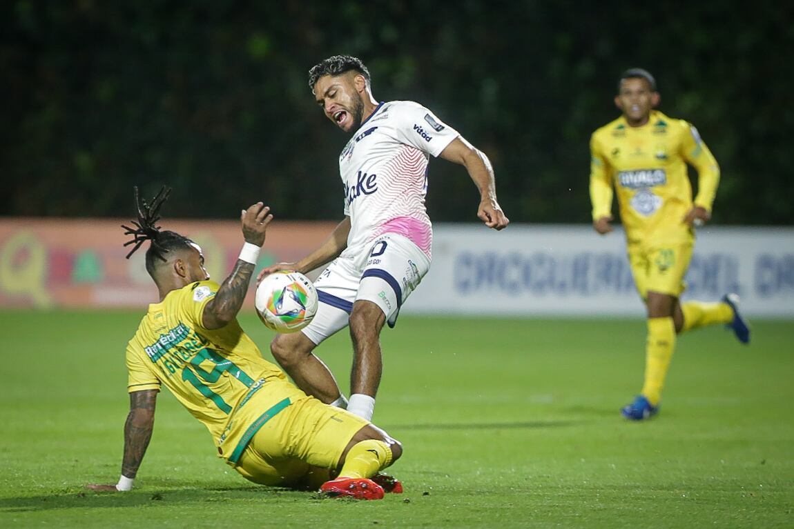 Sebastián Valencia, con Fortaleza, durante un partido contra Bucaramanga.