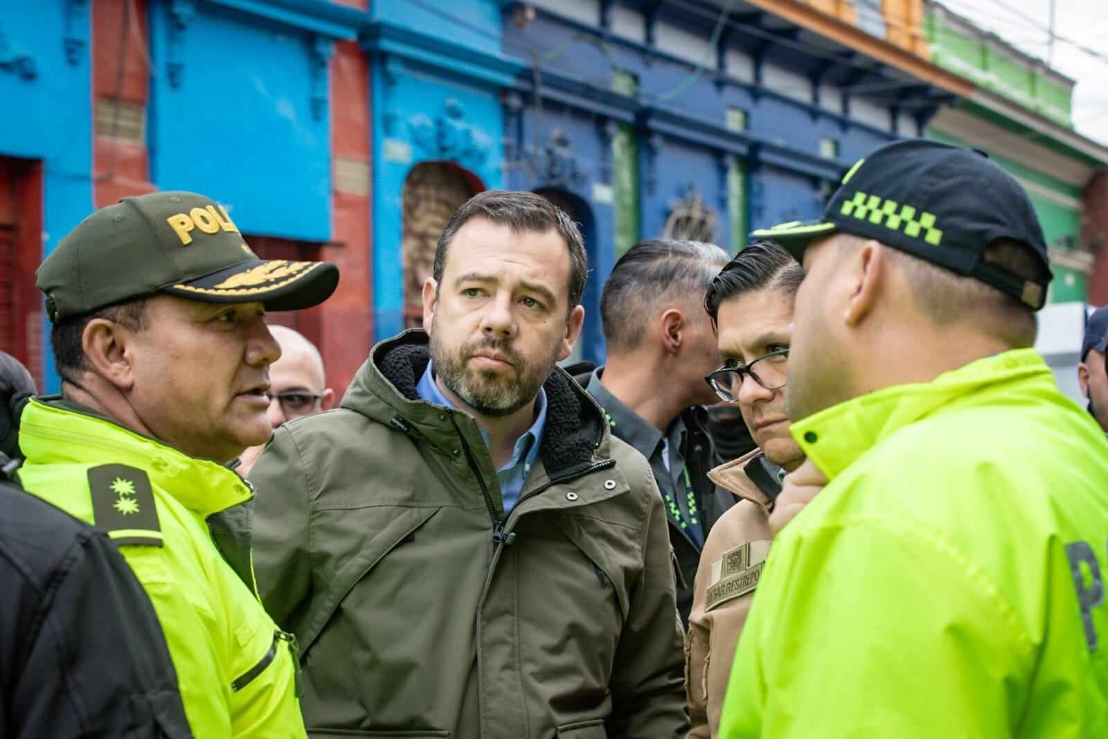 El alcalde Carlos Fernando Galán, y el comandante de la Policía Metropolitana de Bogotá, general José Daniel Gualdrón