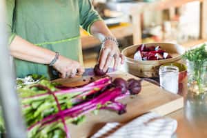 La remolacha, con sus vibrantes tonos rojos y su sabor dulce y terroso, es más que un simple vegetal de raíz.