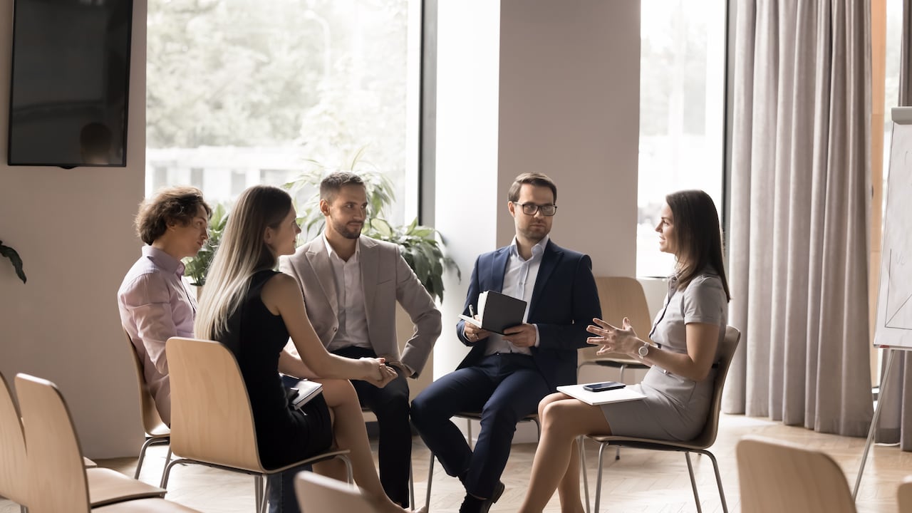 Estrés, ansiedad y otros problemas emocionales impactan la vida personal y el rendimiento laboral de los colaboradores.