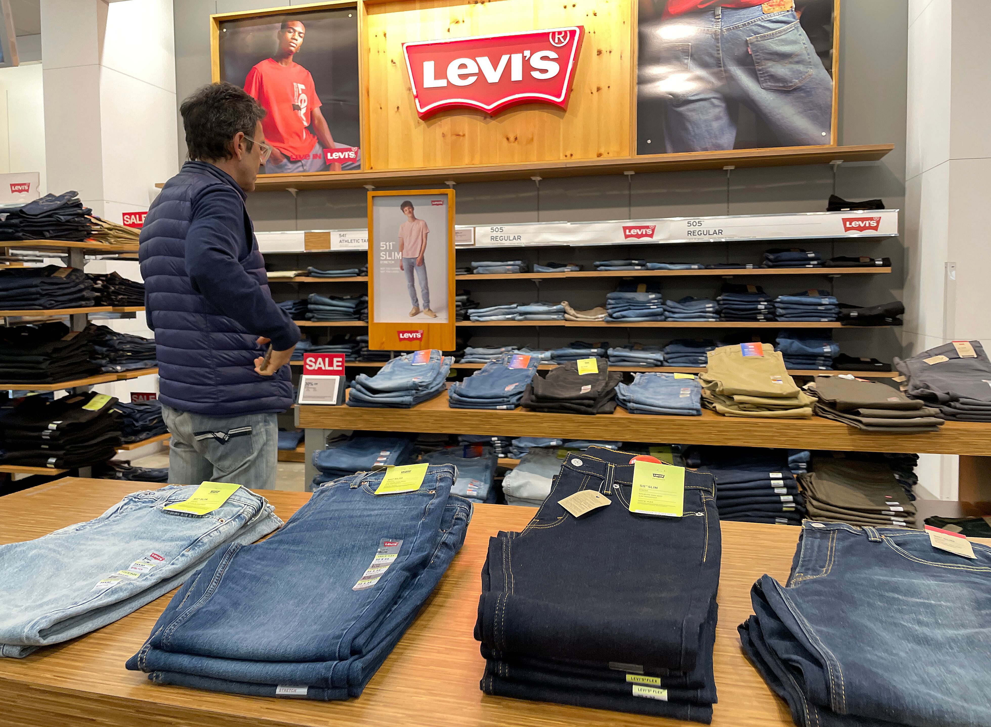 Un cliente busca ropa en una tienda de Levi's