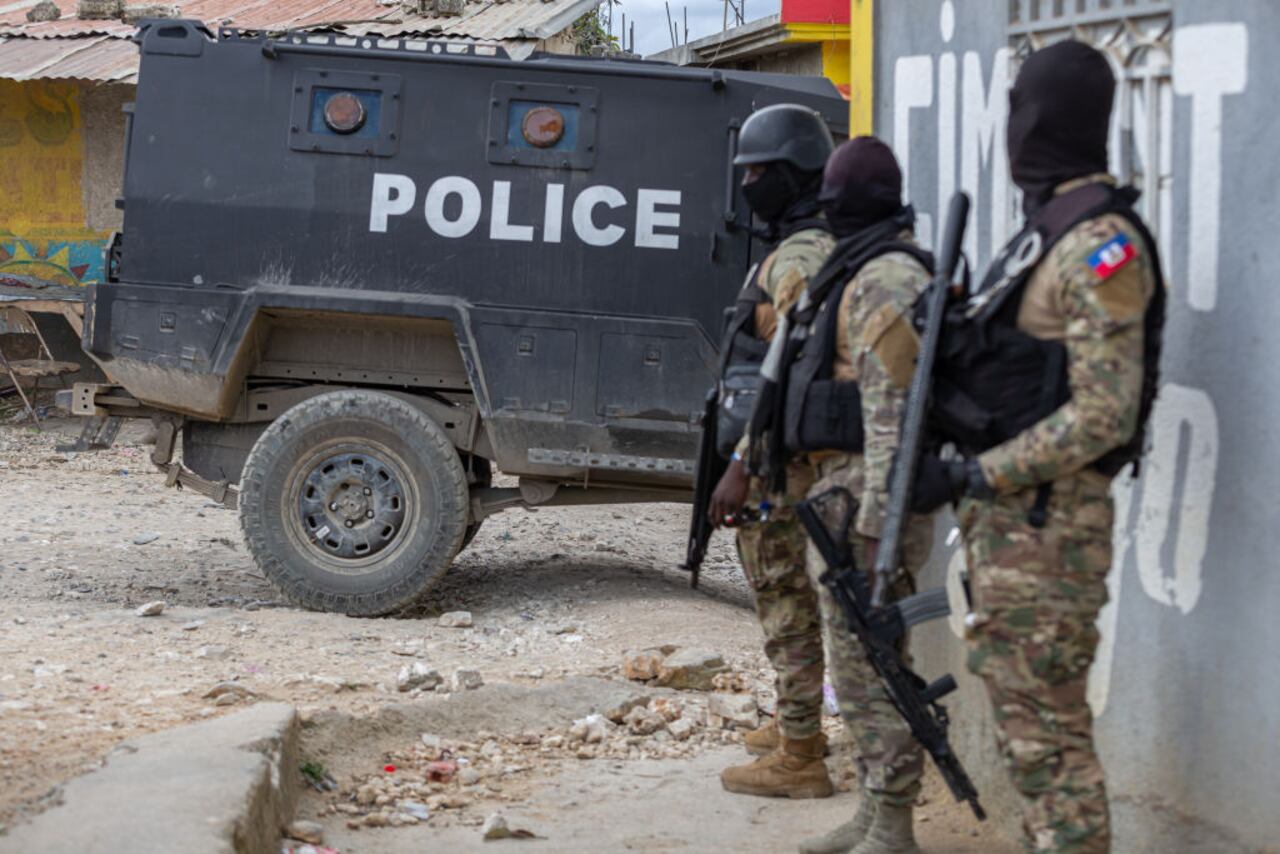 PORT-AU-PRINCE, HAITI - FEBRUARY 03: Police officers position themselves during an anti-gang operation in the Kenscoff neighbourhood of Port-au-Prince, Haiti, Monday, Feb. 3, 2025. Armed gangs have once again attacked the community of Kenscoff, east of Port-au-Prince, more precisely in Godt in the Bzlot area, despite the presence of law enforcement forces. From Monday 27 January to 3 February, more than a hundred displaced people took refuge in the courtyard of Kenscoff's town hall, located in the centre of the town, where commercial and school activities remain paralysed. These displaced people are receiving assistance from the Civil Protection and the World Food Programme (WFP). The population is still in shock after the attack in Kenscoff on Monday 27 January 2025. (Photo by Guerinault Louis/Anadolu via Getty Images)