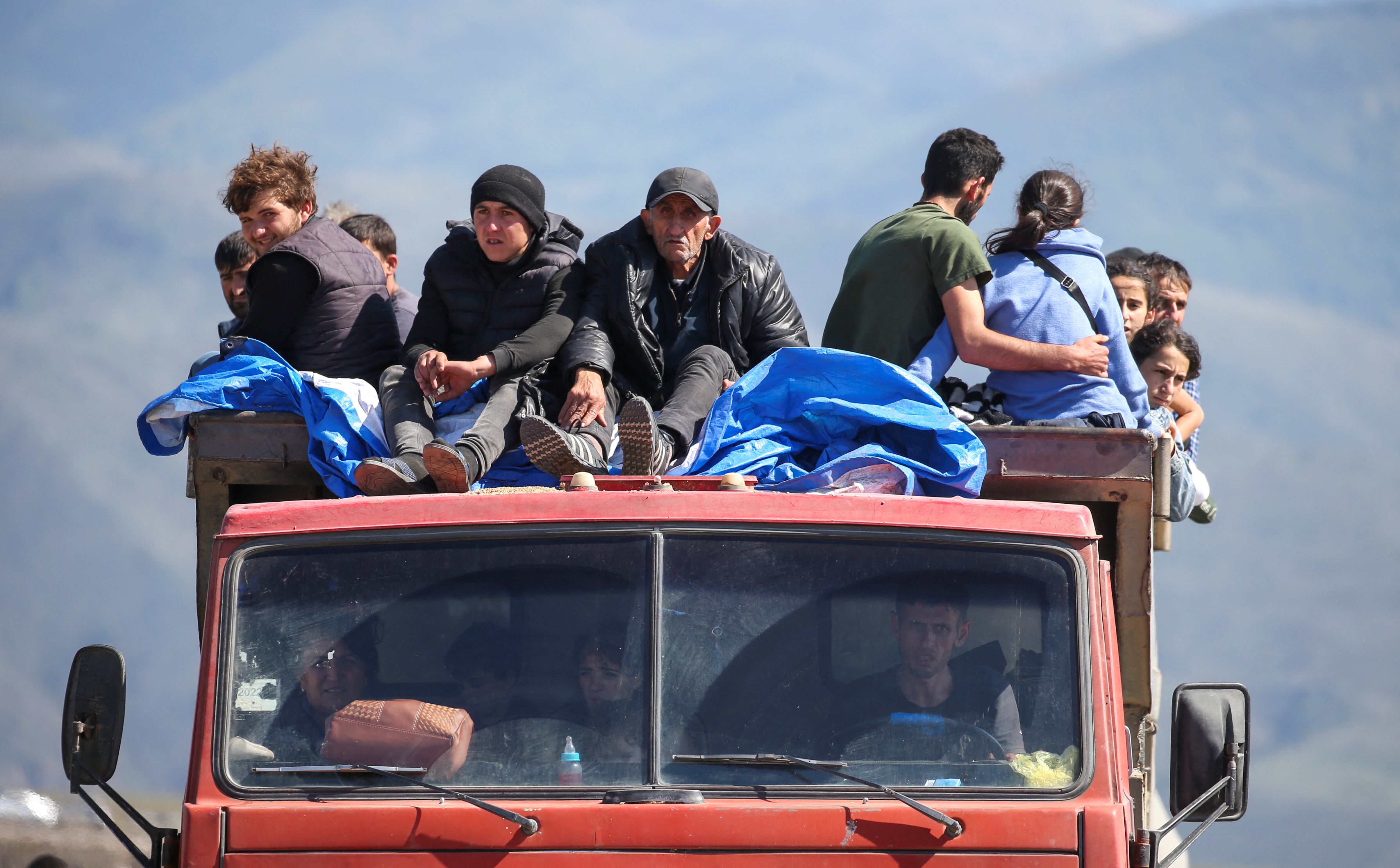 Refugiados de la región de Nagorno-Karabaj viajan en un camión a su llegada a la aldea fronteriza de Kornidzor, Armenia, el 27 de septiembre de 2023.