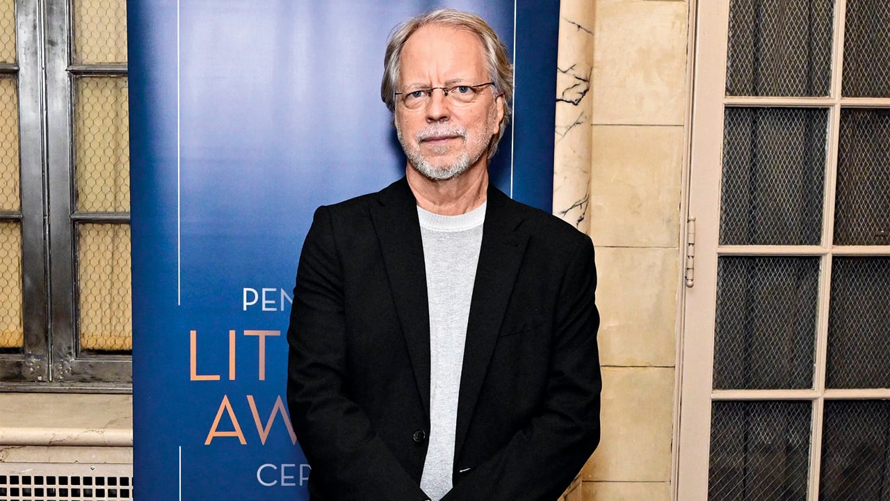 El escritor amasa una trayectoria que lo ha visto navegar la ciencia en la que se formó –la biología– y las letras que nacen de una mirada humanista que heredó de su padre.