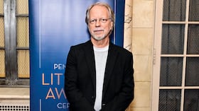 El escritor amasa una trayectoria que lo ha visto navegar la ciencia en la que se formó –la biología– y las letras que nacen de una mirada humanista que heredó de su padre.