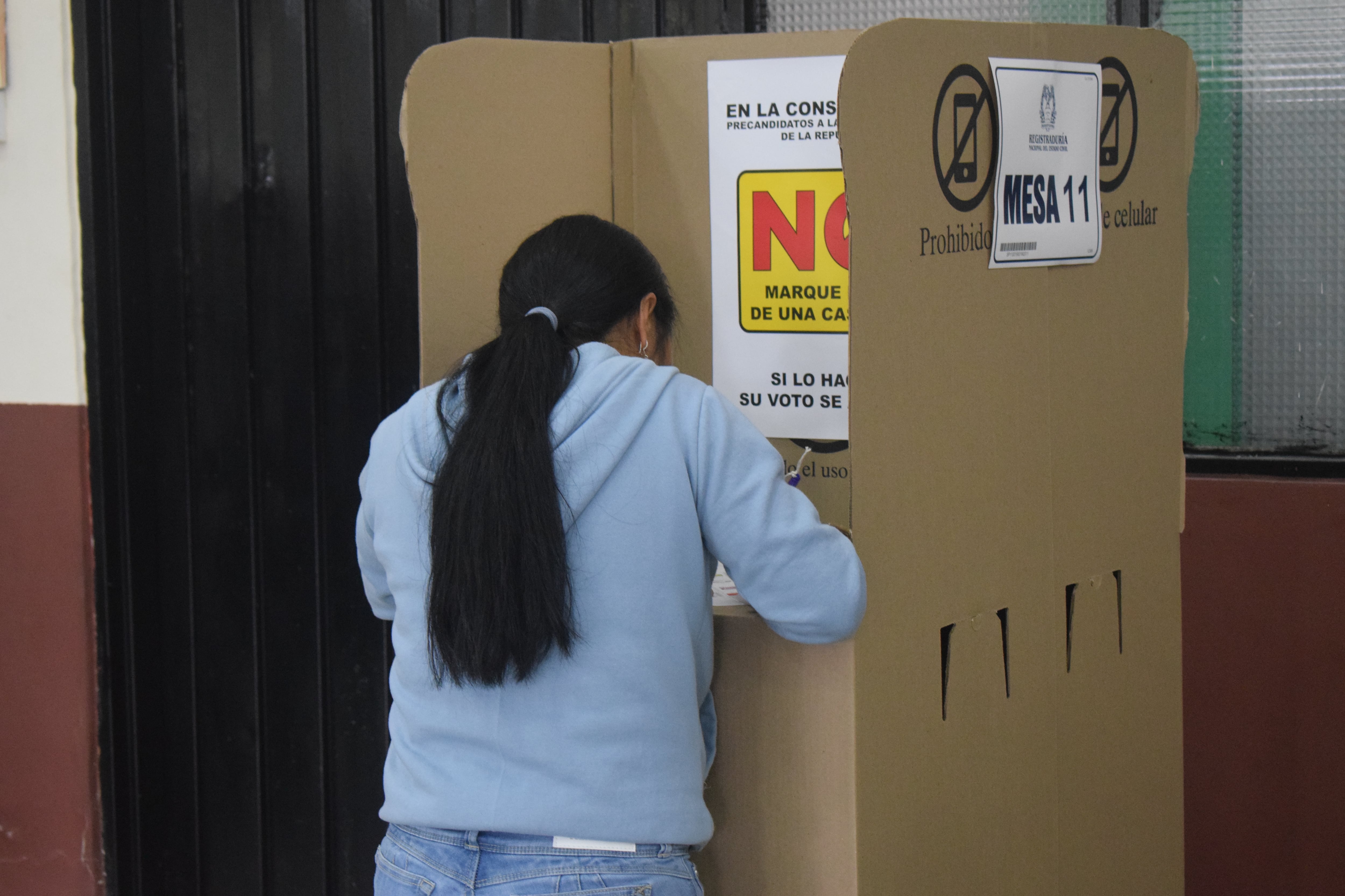 Jornada de votación se desarrolla con total normalidad en la sede educativa INEM Francisco José de Caldas, uno de los puestos habilitados en Popayán, donde ciudadanos acuden a ejercer su derecho al voto en medio de un ambiente de tranquilidad y orden.