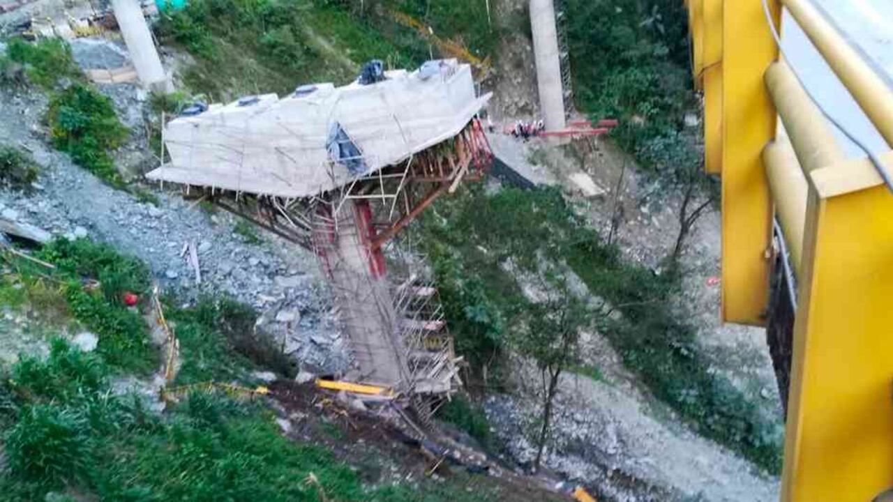 Un tramo del puente La Pala se desplomó.