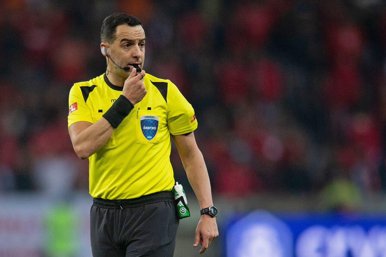 El árbitro Esteban Ostojich camina en el campo durante el partido de la Copa CONMEBOL Libertadores entre Internacional y Bolívar en el Estadio Beira-Rio el 29 de agosto de 2023 en Porto Alegre, Brasil. (Foto de Max Peixoto/Eurasia Sport Images/Getty Images)