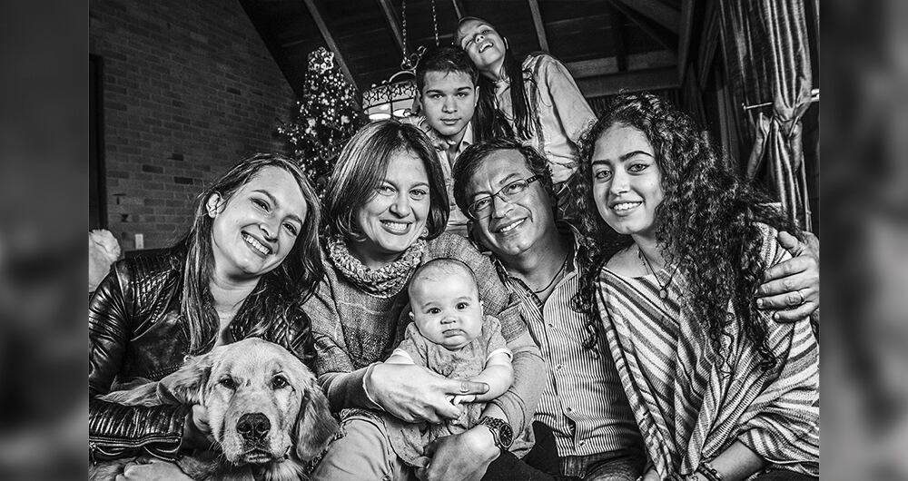 Gustavo quiere a Nicolás, el hijo de Verónica, como suyo y lo mismo siente ella por los hijos de él. Su hija Andrea lo hizo abuelo con dos pequeñas niñas que viven en Europa.  