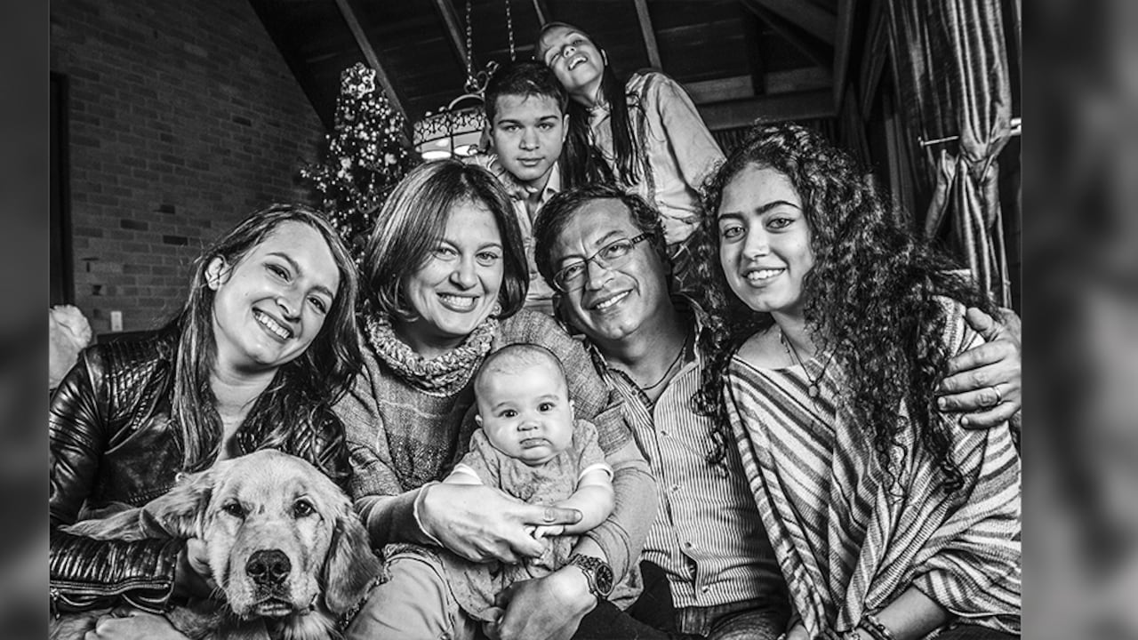 Gustavo quiere a Nicolás, el hijo de Verónica, como suyo y lo mismo siente ella por los hijos de él. Su hija Andrea lo hizo abuelo con dos pequeñas niñas que viven en Europa.