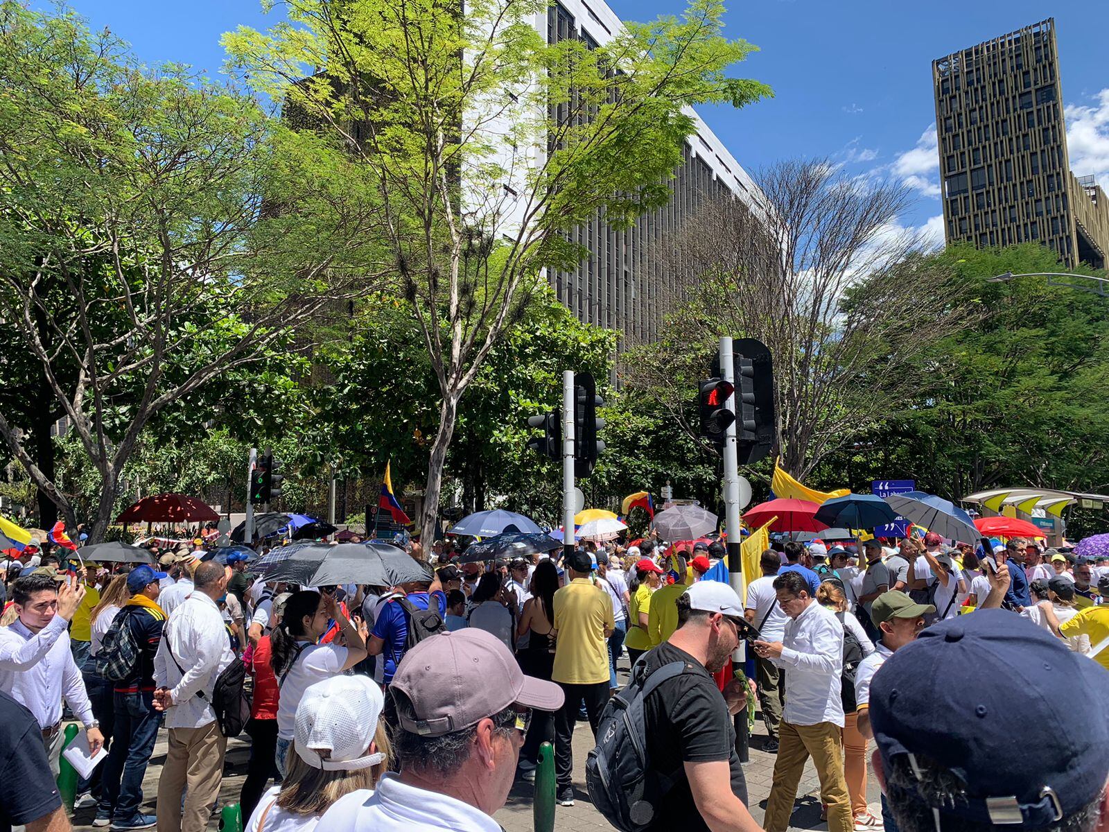 Marcha en Medellín llegando al Centro Administrativo Alpujarra