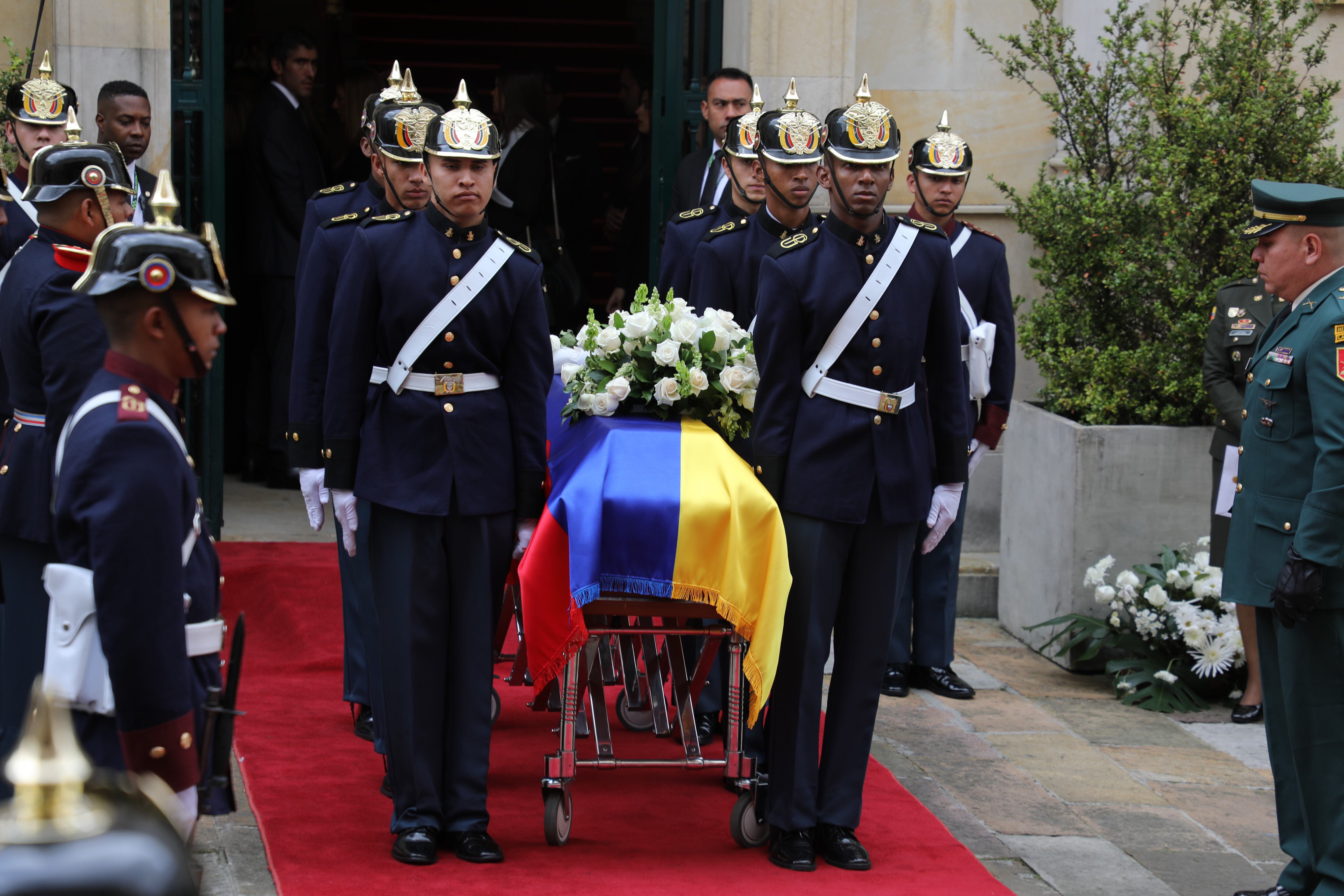 El féretro del exvicepresidente, Germán Vargas Lleras, es escoltado por la guardia presidencial desde el Palacio de San Carlos hasta la Catedral Primada.
