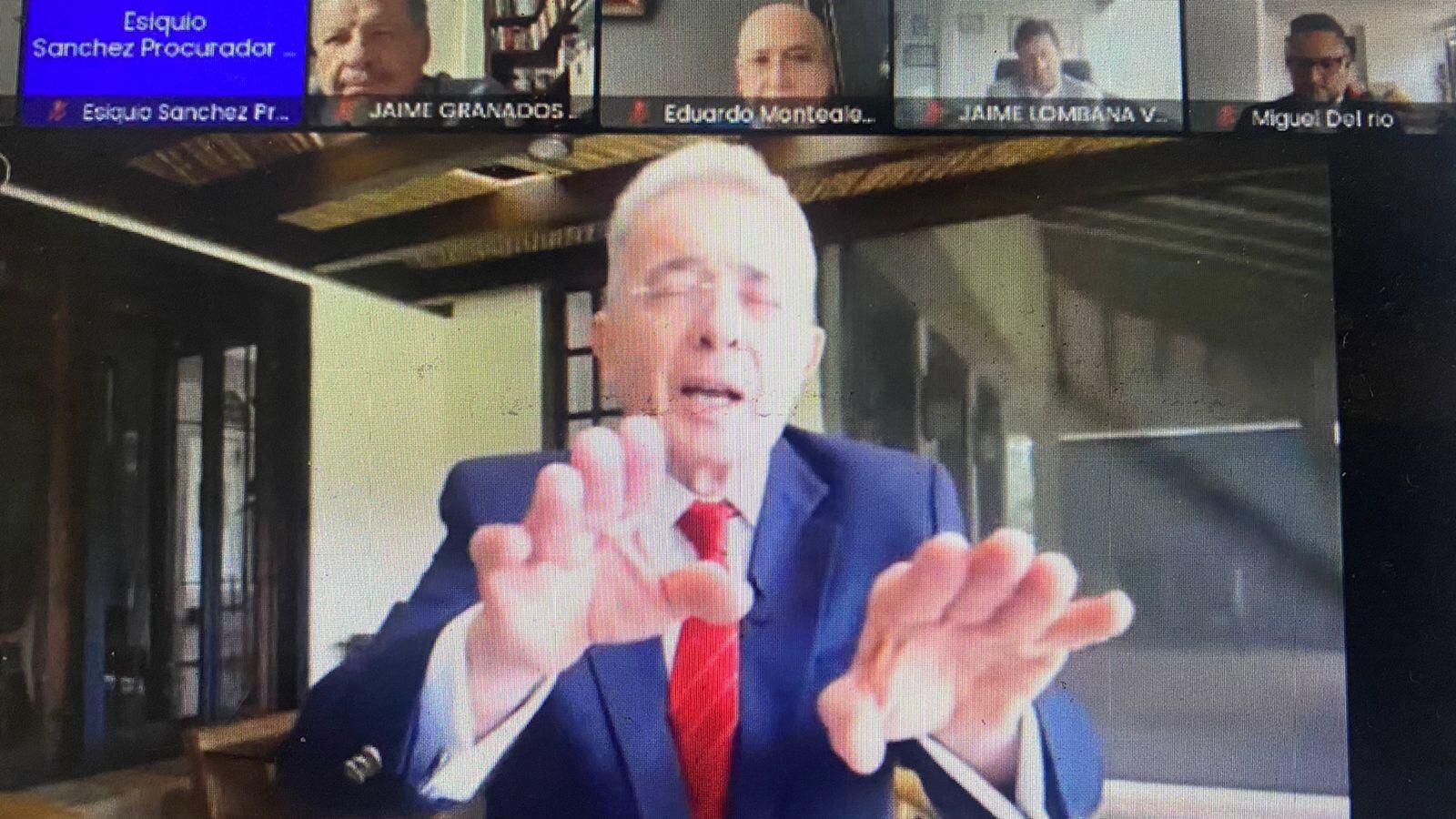 Mientras el expresidente Álvaro Uribe hizo su intervención, el exfiscal Eduardo Montealegre, se ganó un regaño de la juez.