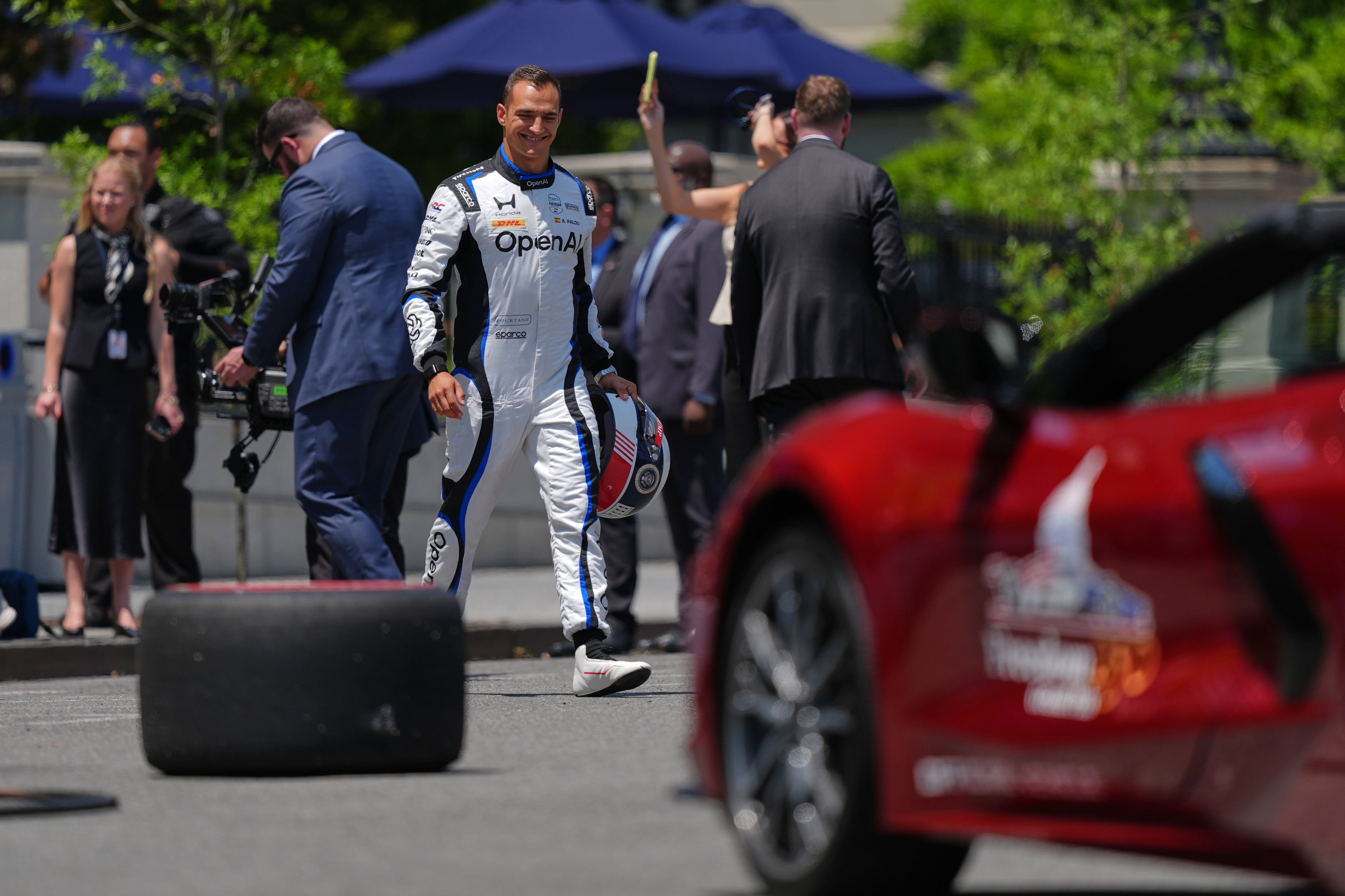 Alex Palou, el vigente campeón de la IndyCar, llega a un acto de promoción de la carrera Freedom 250 del Gran Premio de IndyCar, programada para agosto, el lunes 13 de julio de 2026, en West Executive Drive, frente a la Casa Blanca en Washington. (Foto AP/Julia Demaree Nikhinson)