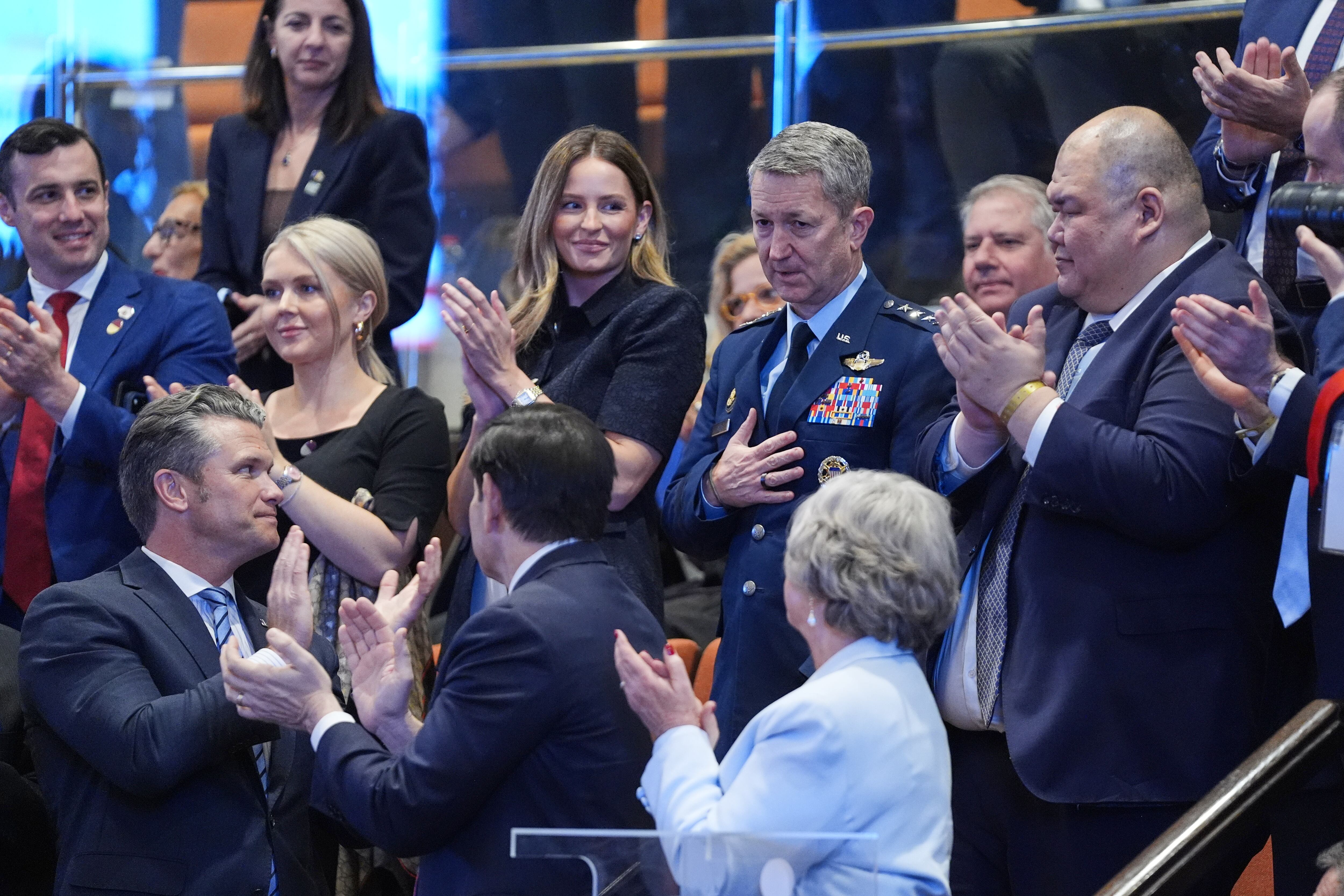 El Jefe del Estado Mayor Conjunto, general Dan Caine, es reconocido y aplaudido por funcionarios del gobierno Trump