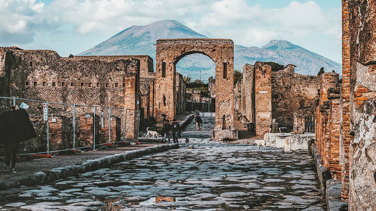 El Arco de Calígula: inicio obligado para el acceso a Pompeya, una urbe paralizada eternamente en un instante del año 79.