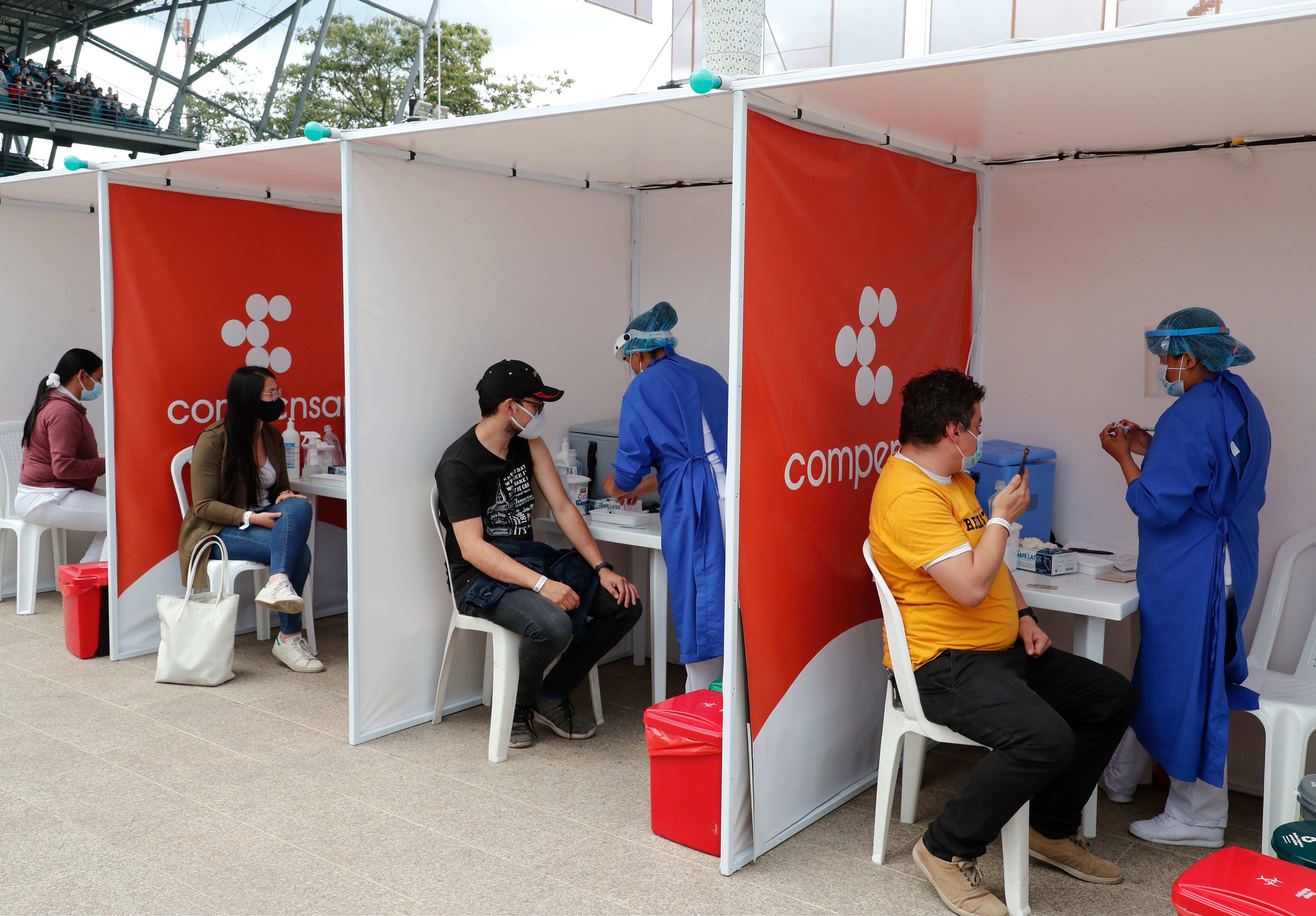 Aplicacion  de la vacuna de Moderna  contra covid-19 primeras dosis a personas mayores de 30 años en Compensar
Bogota julio 28 del 2021
Foto Guillermo Torres Reina / Semana