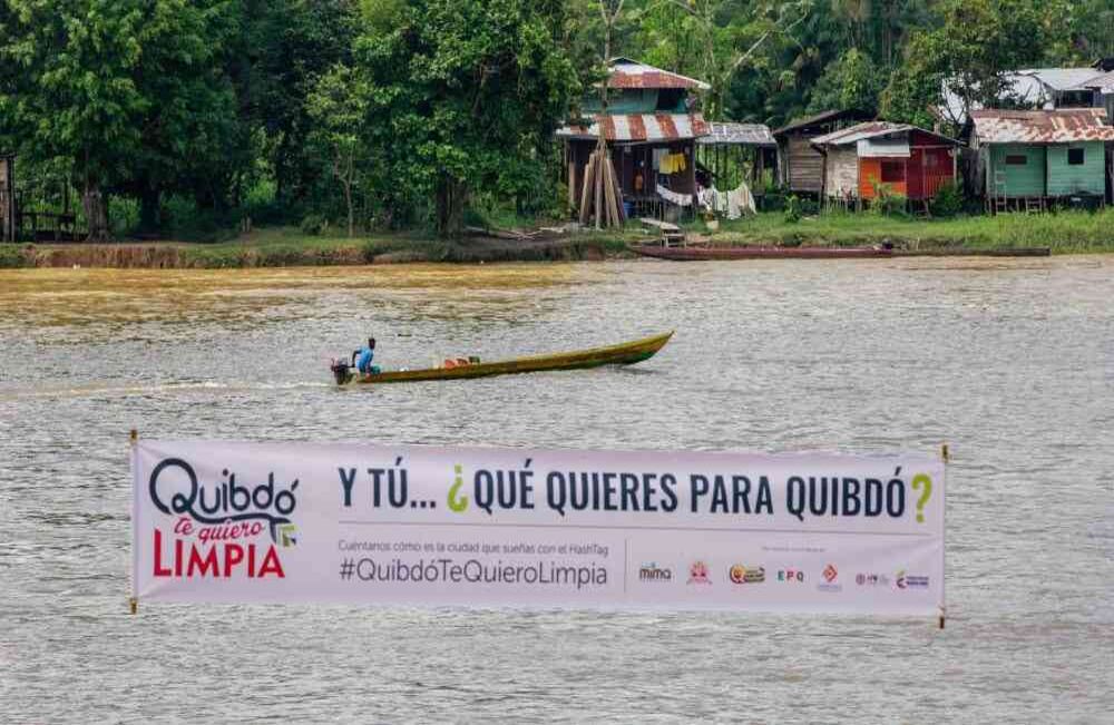Una persona navega por el río Atrato el jueves 17 de noviembre de 2016, en Quibdó, Chocó, durante el II Festival Detonante 2016. Foto: Carlos Julio Martínez / SEMANA