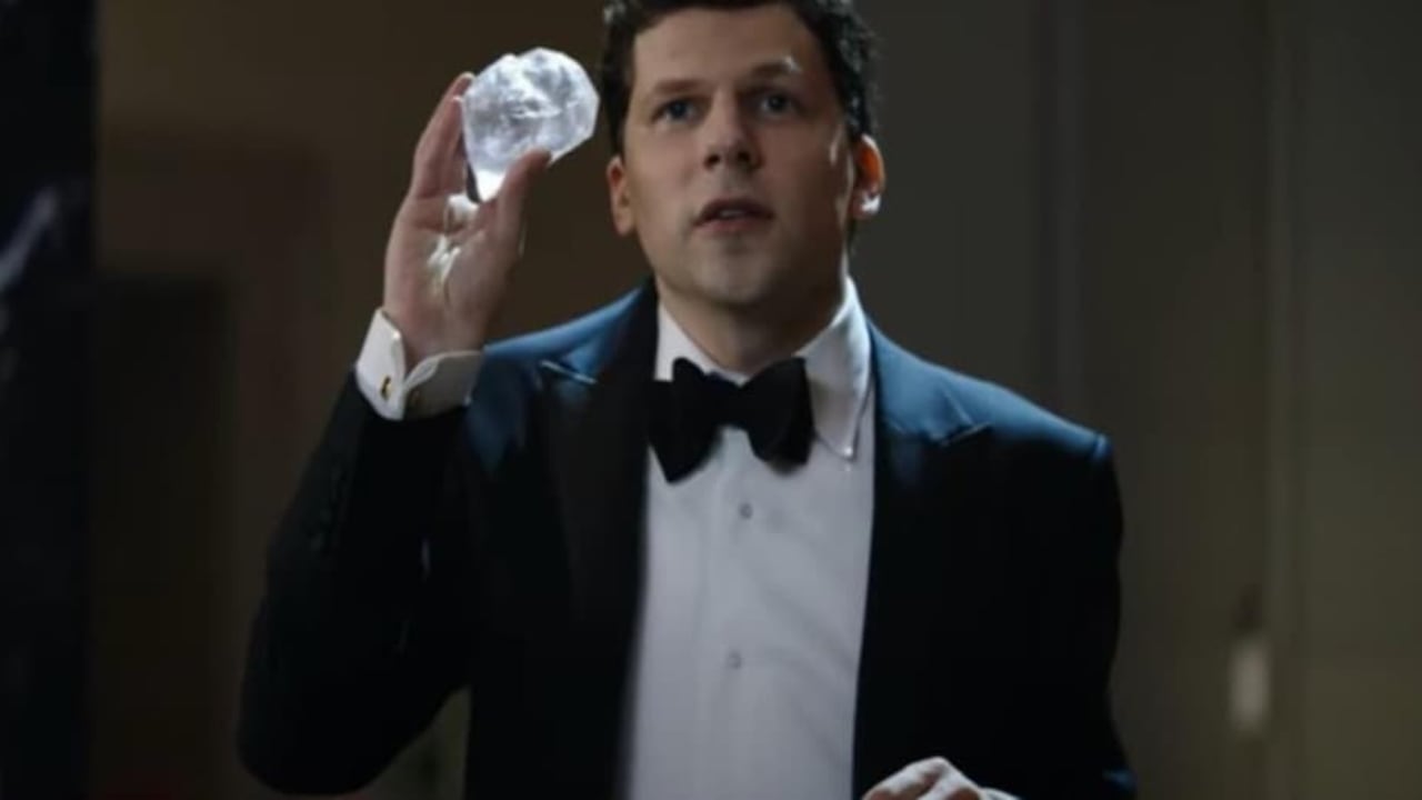 La historia introduce a una nueva generación de ilusionistas, interpretados por Ariana Greenblatt, Dominic Sessa y Justice Smith, quienes se unen a los Jinetes originales para ejecutar un ambicioso robo: la sustracción de un valioso "diamante corazón" de una familia corrupta.