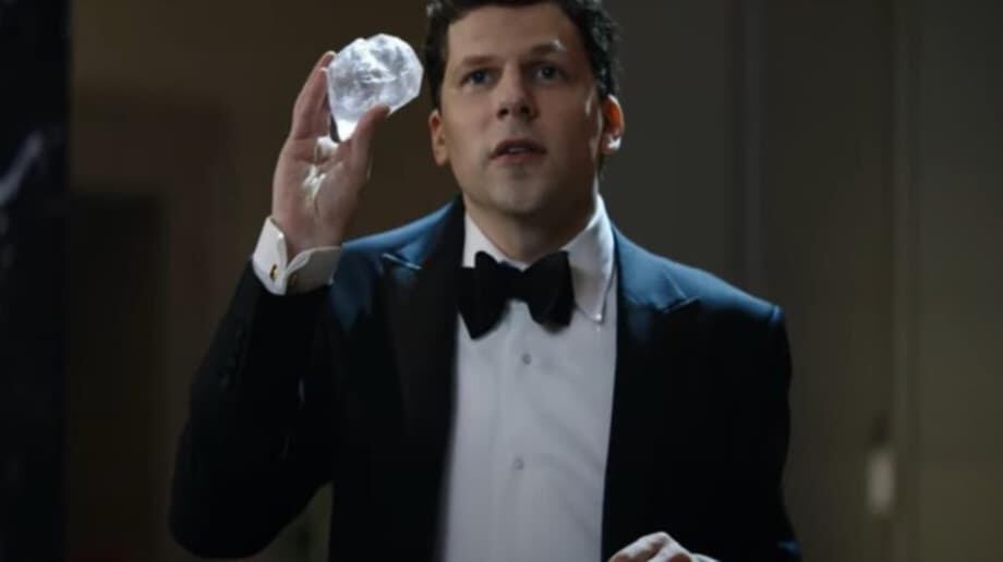 La historia introduce a una nueva generación de ilusionistas, interpretados por Ariana Greenblatt, Dominic Sessa y Justice Smith, quienes se unen a los Jinetes originales para ejecutar un ambicioso robo: la sustracción de un valioso "diamante corazón" de una familia corrupta.