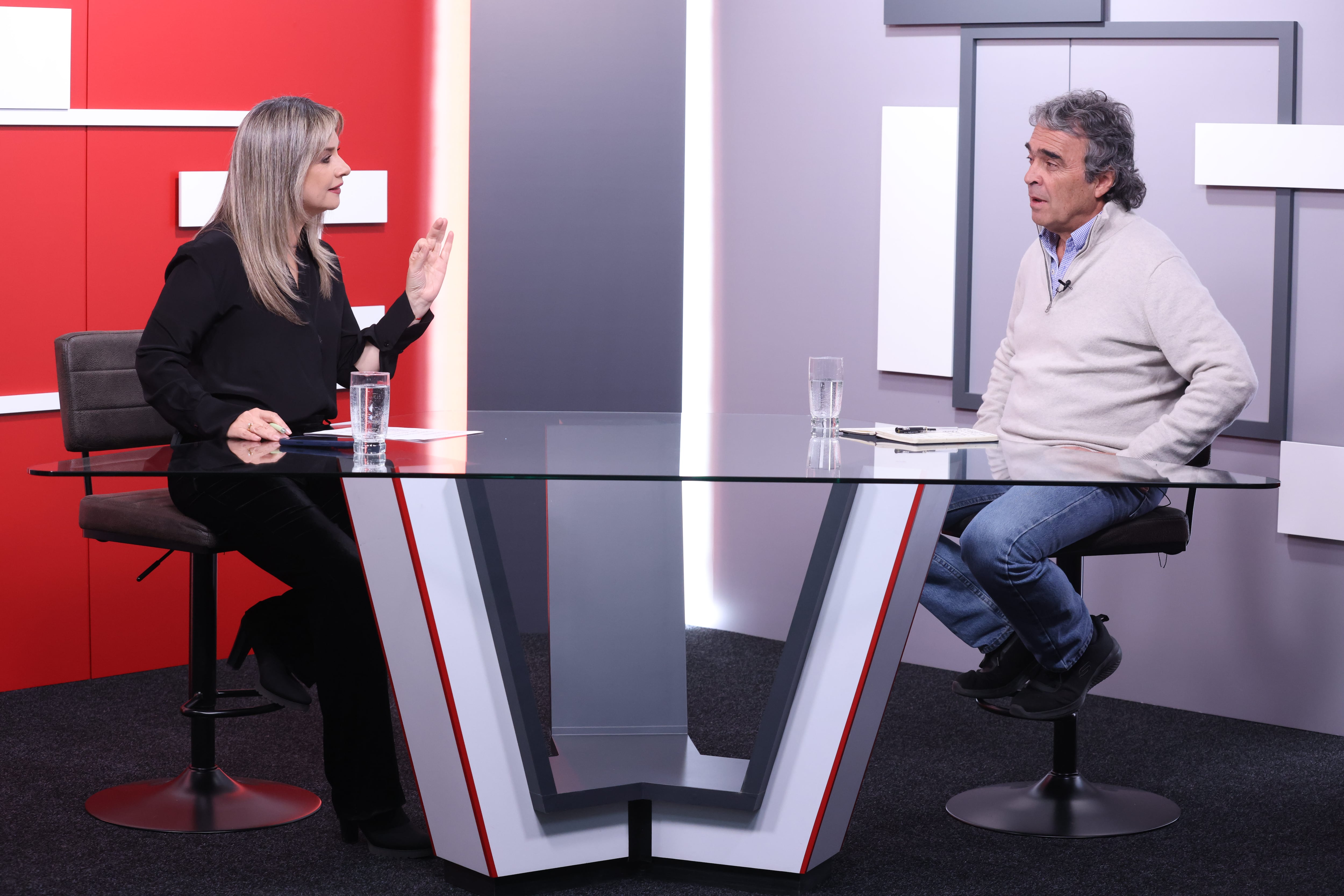 Vicky Davila entrevistará en vivo a Sergio Fajardo
Domingo 3 mayo 2026