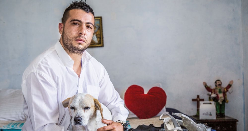 Francisco Larrañaga se enamoró de Juliana por un flechazo. Junior, el perro criollo de la pareja, no ha querido comer desde que sucedieron los hechos. Está preso de la tristeza y el desgano.