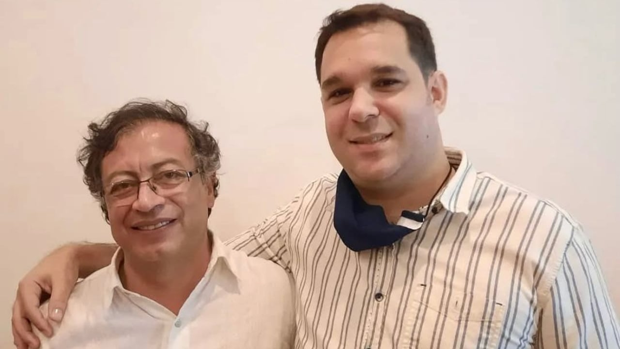 Juan Ucrós, uno de los capturados por robo de tierras en Soledad al lado del presidente Gustavo Petro.