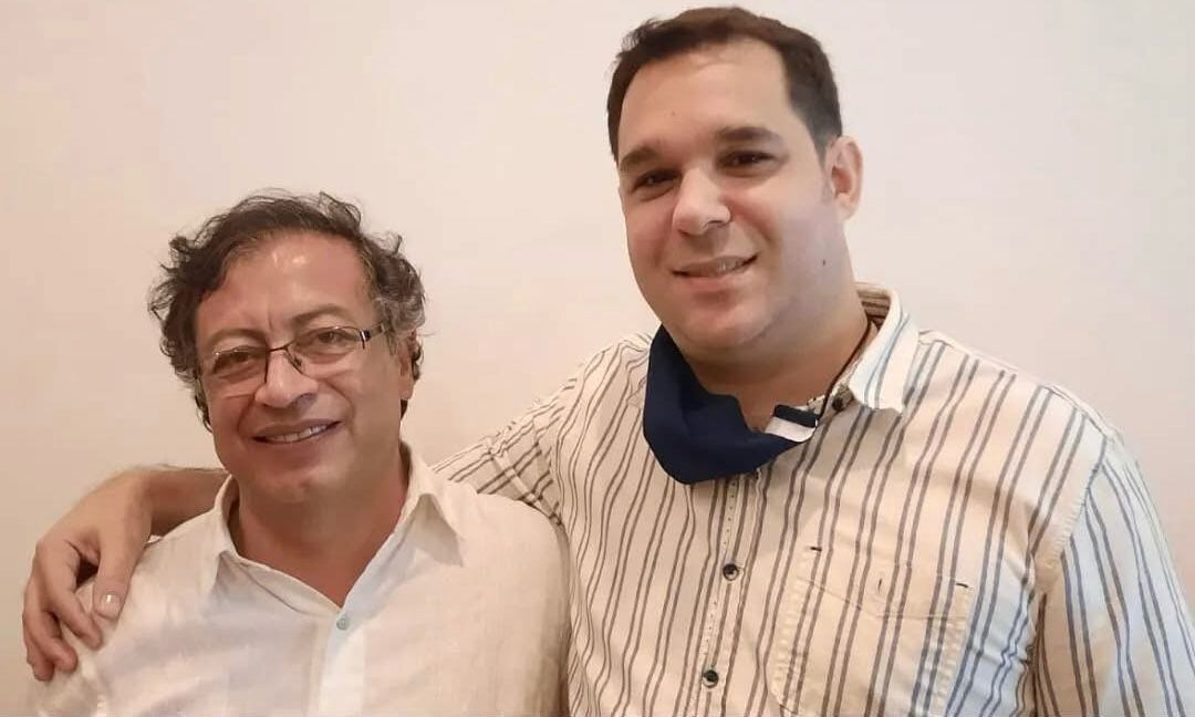 Juan Ucrós, uno de los capturados por robo de tierras en Soledad al lado del presidente Gustavo Petro.