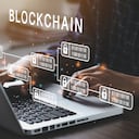 Empresario que utiliza una computadora para el concepto de tecnología Blockchain con una cadena de bloques cifrados para proteger criptomonedas y bitcoins para pagos en línea y transacciones de dinero