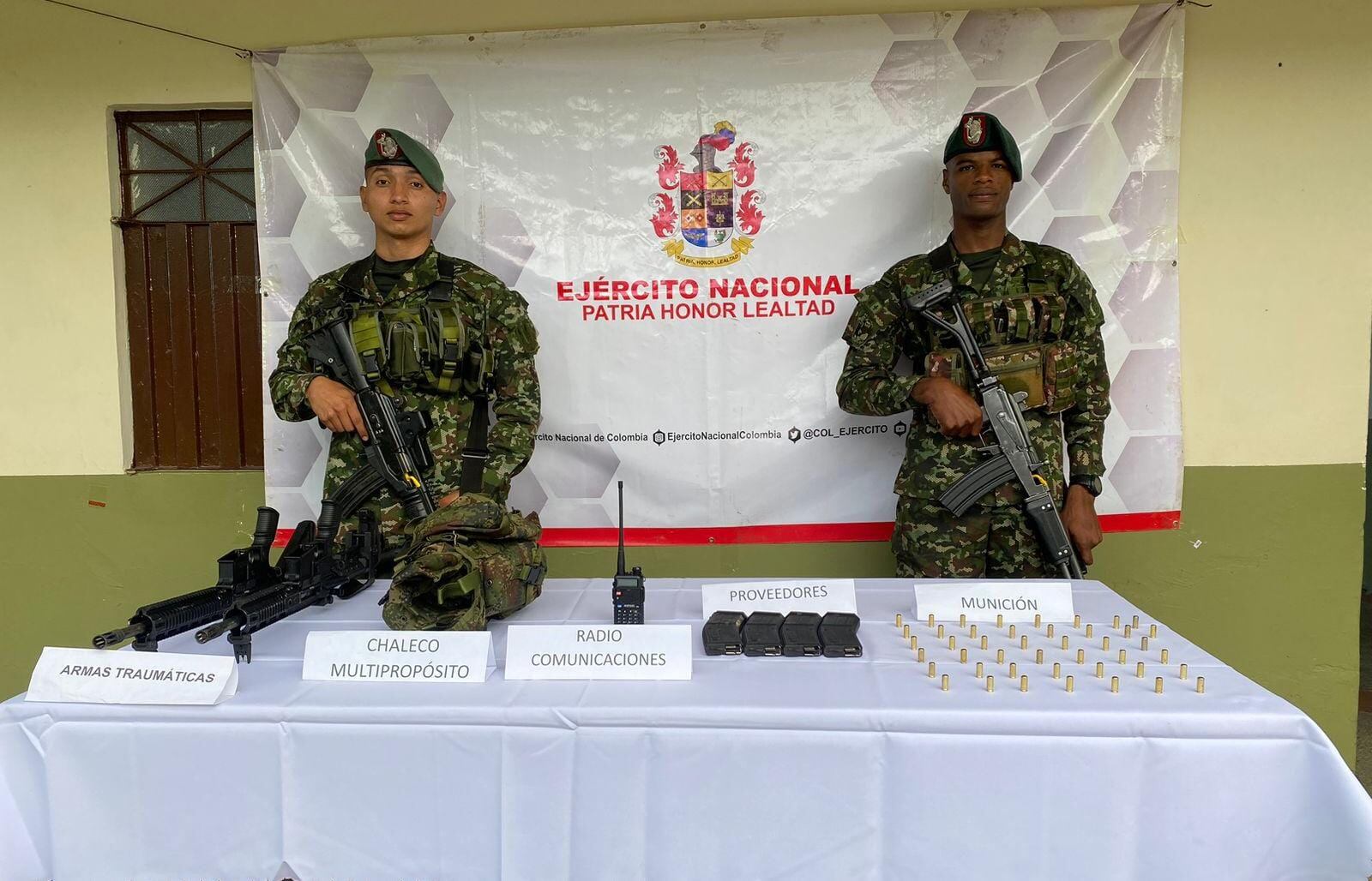 Material de guerra decomisado a los disidentes de las Farc que se entregaron en el sur del Tolima.