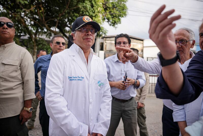 El presidente Gustavo Petro encendió las redes sociales por una bata médica que usó para un evento público.
