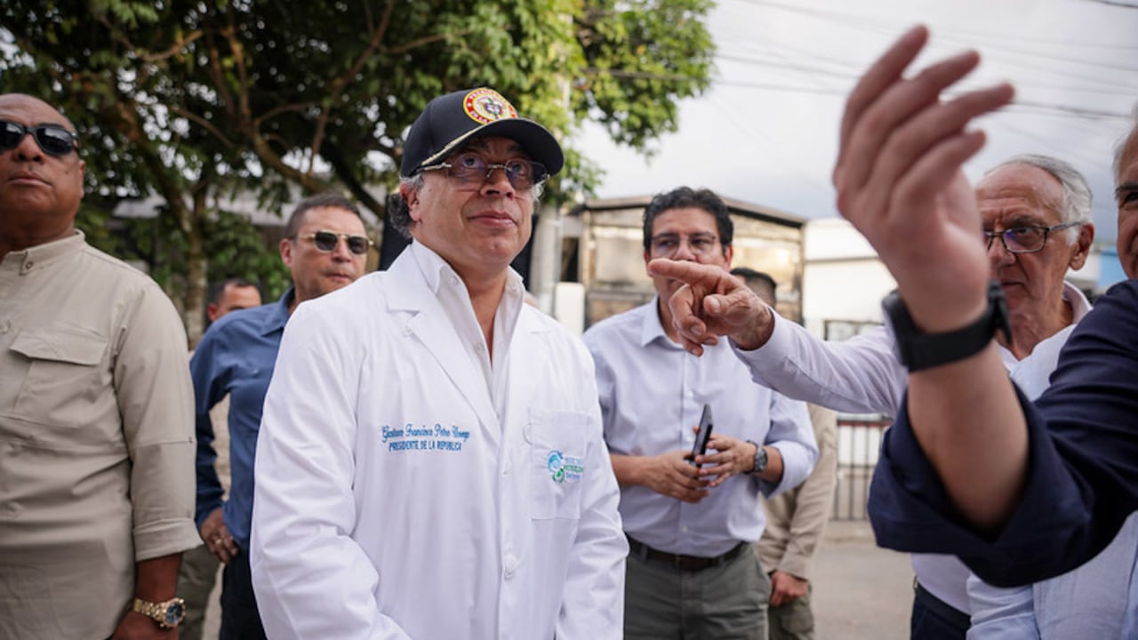 El presidente Gustavo Petro encendió las redes sociales por una bata médica que usó para un evento público.